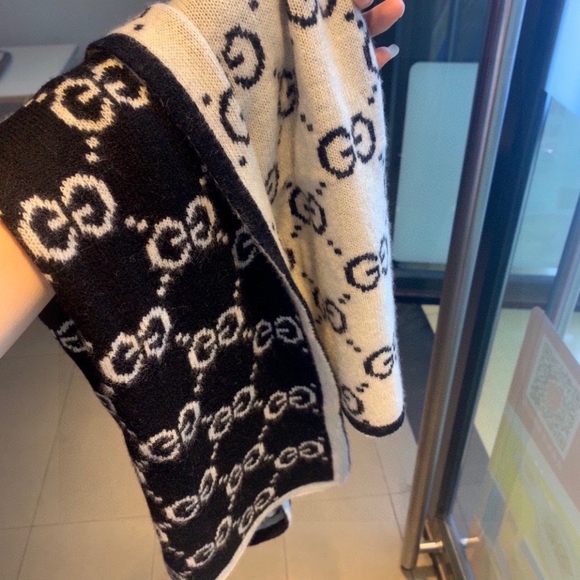 ✨🎊Authentic 💎Gucci scarf - Picture 5 of 7